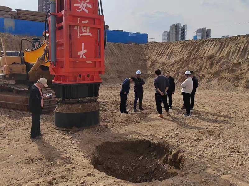 HC150千焦高速液壓夯實(shí)機(jī)在江蘇南京萬(wàn)科城樓盤(pán)房建基礎(chǔ)地基夯實(shí) HC150千焦高速液壓夯實(shí)機(jī)在江蘇南京萬(wàn)科城樓盤(pán)房建基礎(chǔ)地基夯實(shí)